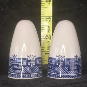 Churchill Blue Willow Salt and Pepper Shakers Blue & White Transferware